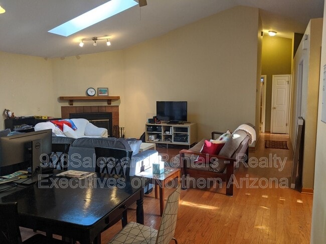 Building Photo - 1538 W University Heights Dr S