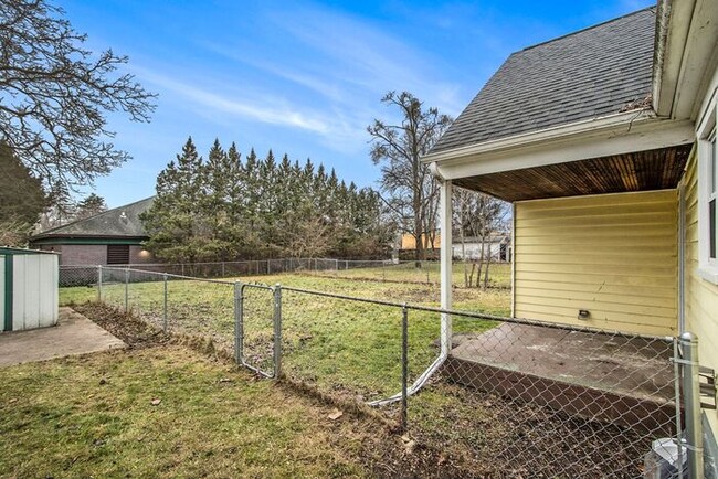 Building Photo - 4 Bedroom 1 Bathroom Home - Ask about our ...