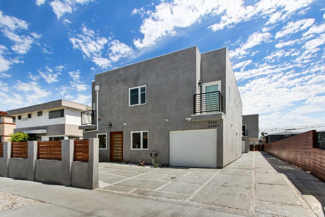 Building Photo - 2300 Carmona Ave