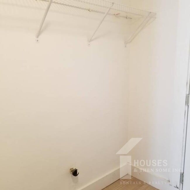 Building Photo - 203 W Faris Rd