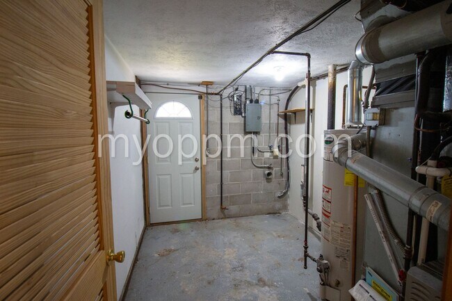 Building Photo - Spacious Omaha Home