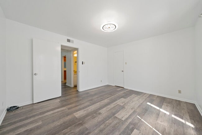 Building Photo - Chic 1-Bed Oasis with Pool & Walk-In Closets in Central San Antonio – $975/mo