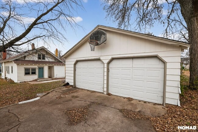 Building Photo - 329 S 2nd St