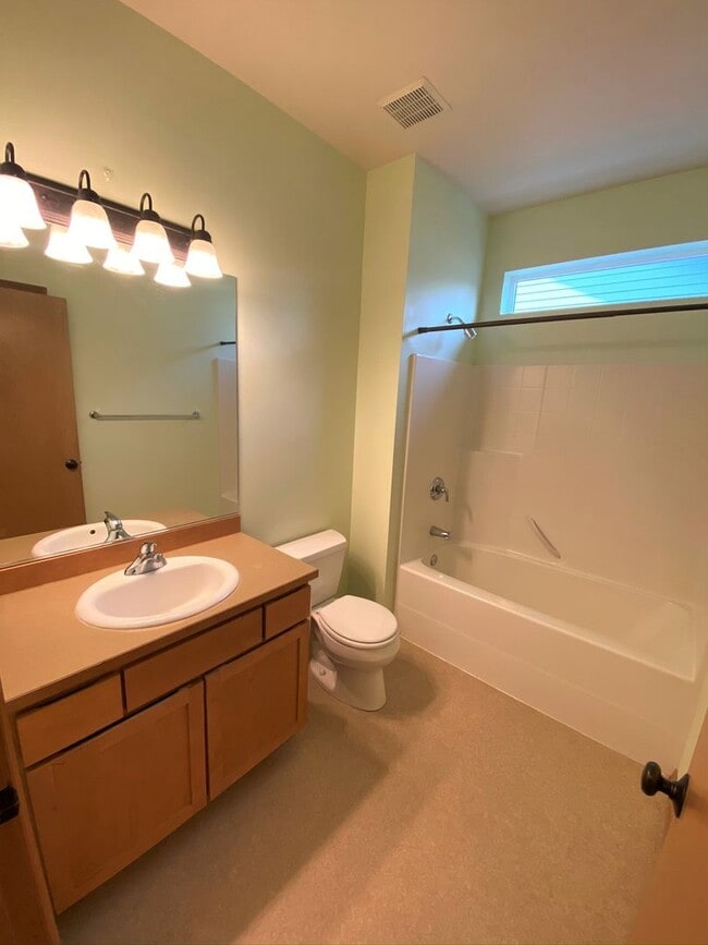Building Photo - Large 3 Bed Home with Office, Fenced Yard, and Lawn Service!