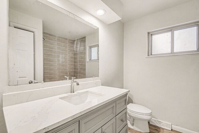 Building Photo - Students Welcome!! Updated 6 Bedroom, close to campus!! Flexible Move In Date (May, June, July or...