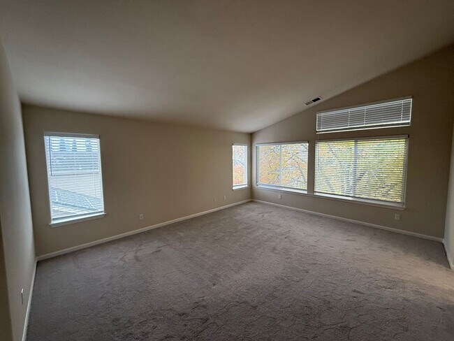 Building Photo - ** Move In Special, $1,000.00 Off First Month's Rent! ** Spacious 4 Bedroom Home for Rent in Desi...