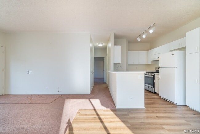Building Photo - Palm Court, $2645, 2br/2ba Townhouse w/2 p...