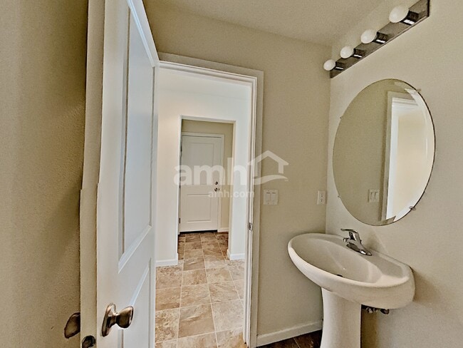 Building Photo - 1760 Chinook Ave