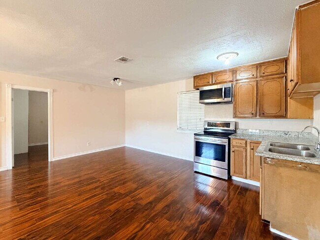 Building Photo - Beautiful 6 bed, 2 bath home in Burleson!