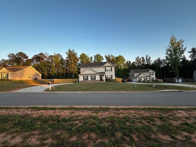 Building Photo - 4BR/2.5BA | Newly Renovated Single Family Home | Fully Fenced Backyard| In  Milledgeville!