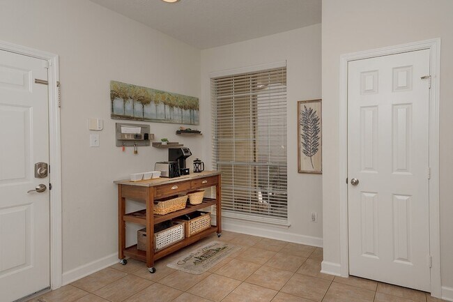 Building Photo - 174 N Valley Oaks Cir