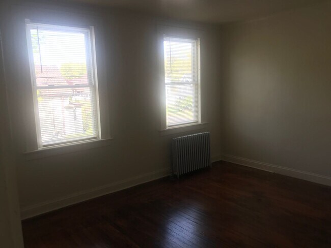 Building Photo - 452-454 Thompson Ave