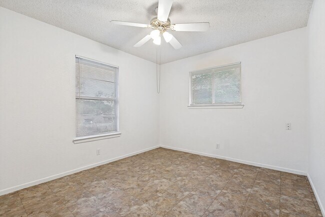 Building Photo - 3-BEDROOM HOME IN LOMA PARK