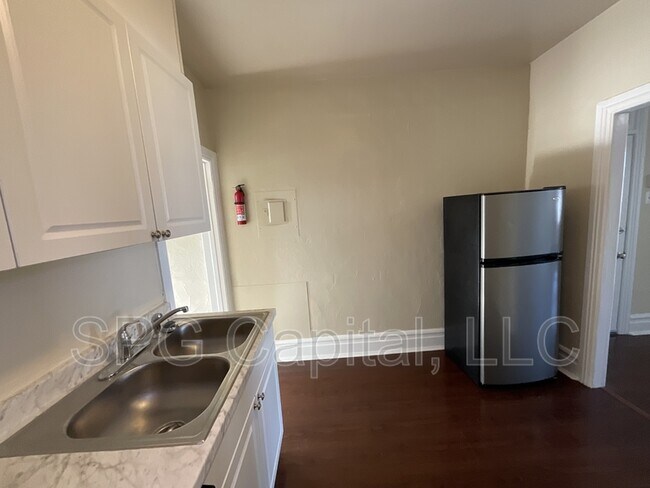 Building Photo - 28 Carlisle St