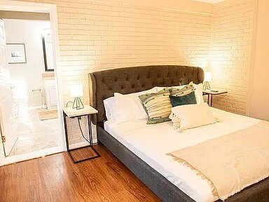 Building Photo - Fully Furnished 4BR Bungalow in Prime Forest Dr Location