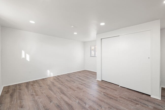 Building Photo - Stunning 4 bedroom home in Brookline available now!