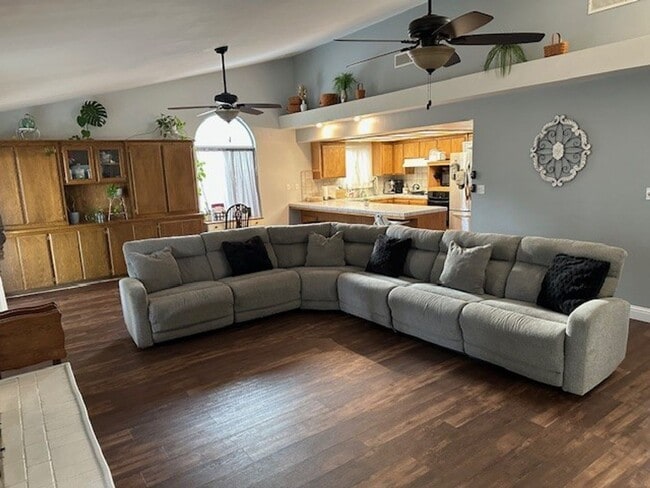 Building Photo - North West Bakersfield Home