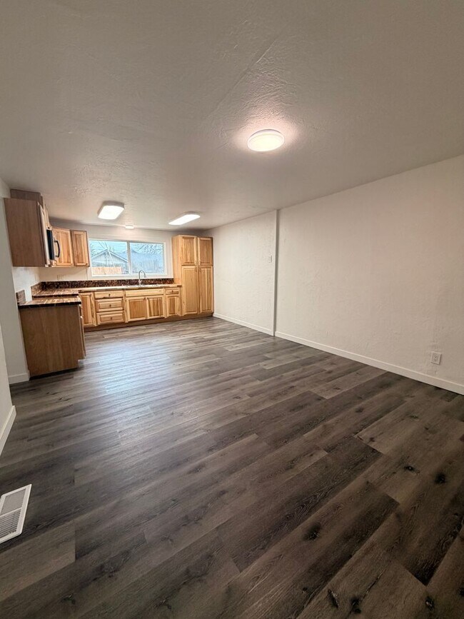 Building Photo - 3-Bedroom 1-bathroom apartment in Creswell!