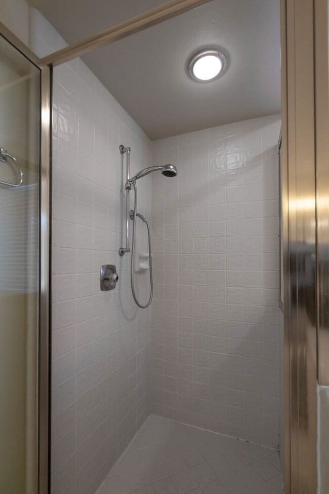Building Photo - Spacious 5 Bedroom Home in A Quiet Communi...