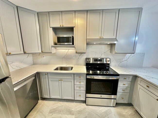 Building Photo - Captivating Capitol Hill Barracks Row Renovated 2 Bedroom Apt w/ Parking & Patio