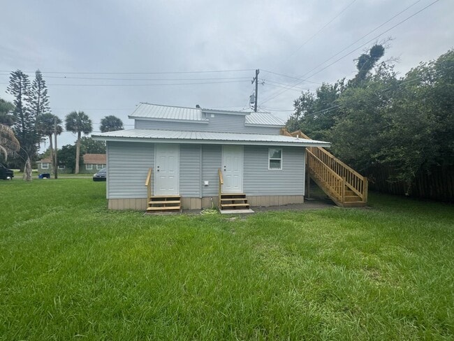 Building Photo - Renovated 2 bedroom, 2 bathroom duplex in ...