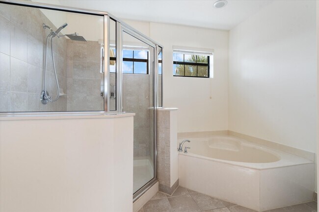 Building Photo - 119 Gramercy Square Dr