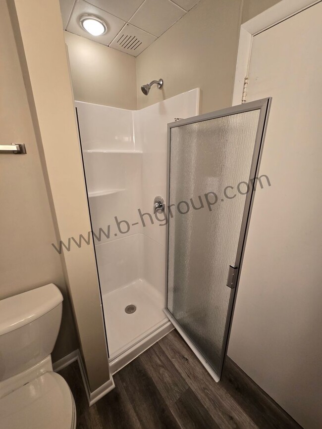 Building Photo - Great Location!