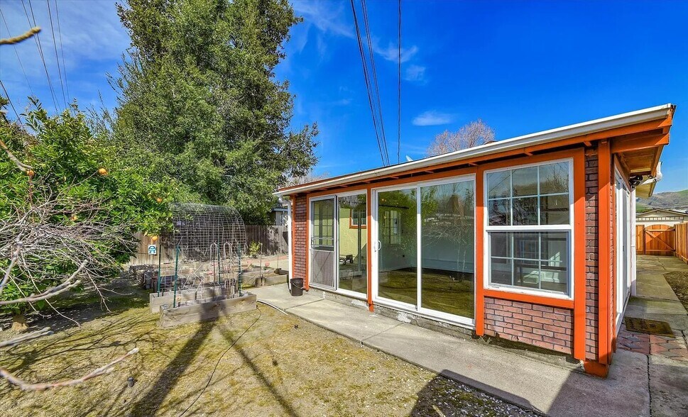 Building Photo - 157 N Park Victoria Dr