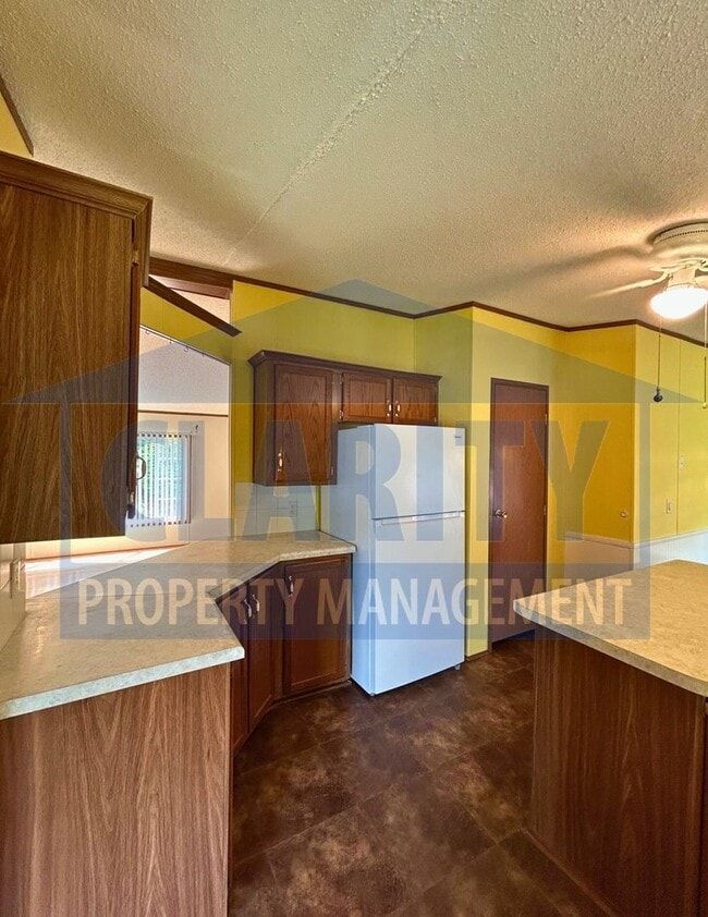 Building Photo - Three bedroom home w/ screened in porch!