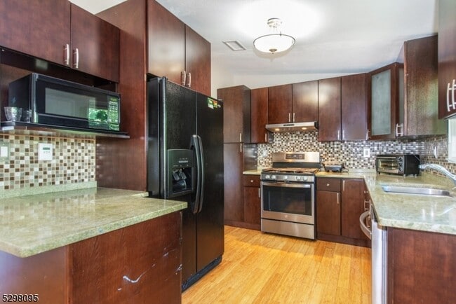 Building Photo - 19 Southwynde Dr