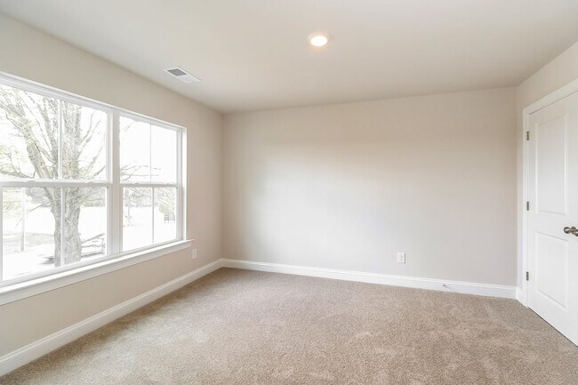 Building Photo - Beautiful 4BR 2.5BA Home w/ Full Appliance Kitchen • Garage Parking •