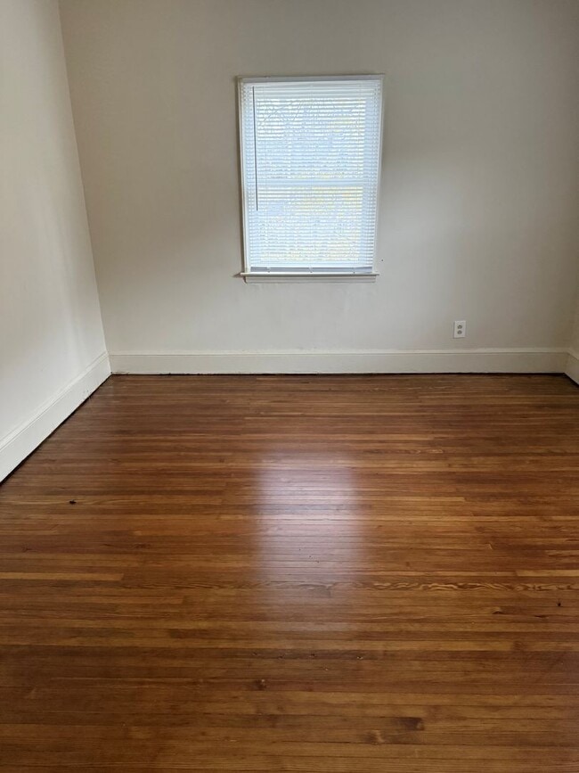 Building Photo - 1 bedroom 1 bathroom -Move In Special $500 off first full month