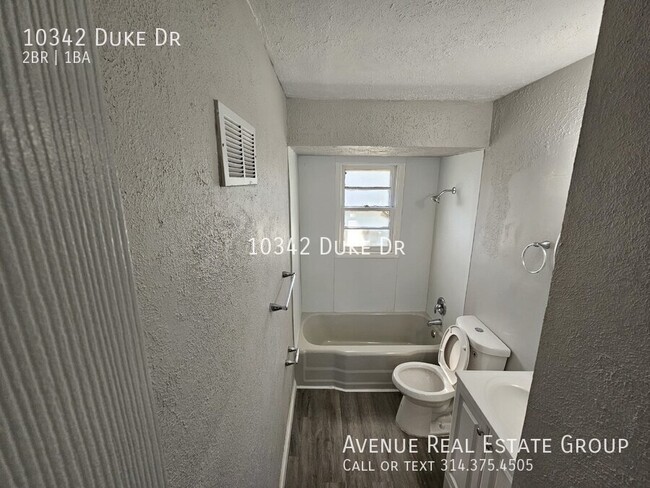 Building Photo - Charming 2-Bedroom Gem in Saint Louis with...