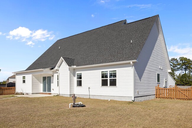 Building Photo - Welcome to Peyton's Lake!