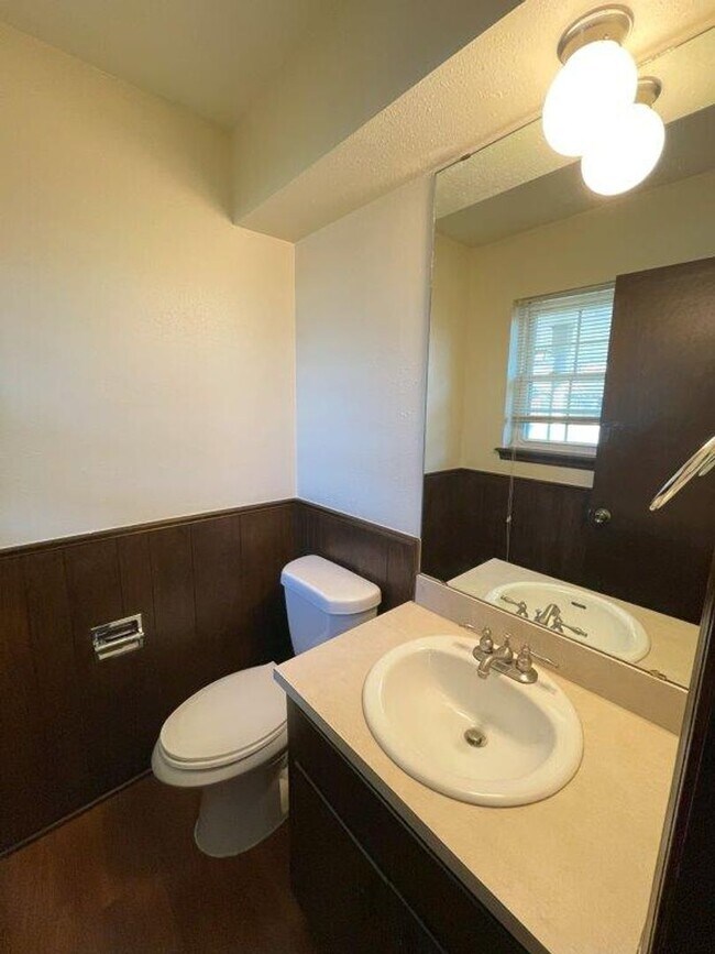 Building Photo - Beautiful 3 bed home for rent in Midwest C...