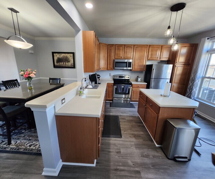 Building Photo - 2068 Lockwood Dr