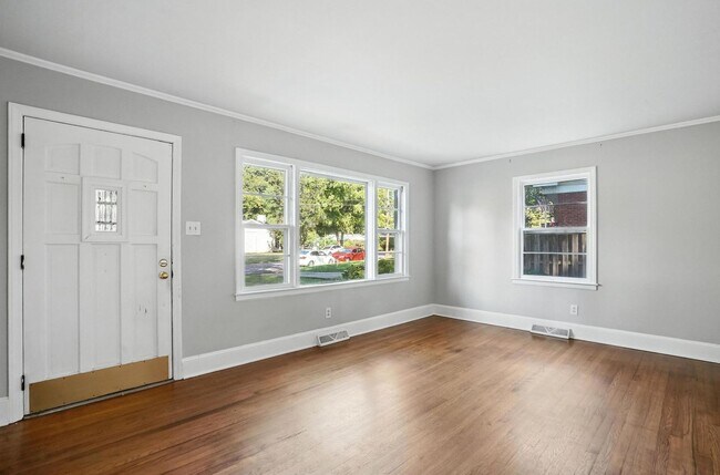 Building Photo - Charming Brick Ranch in Popular Oakhurst