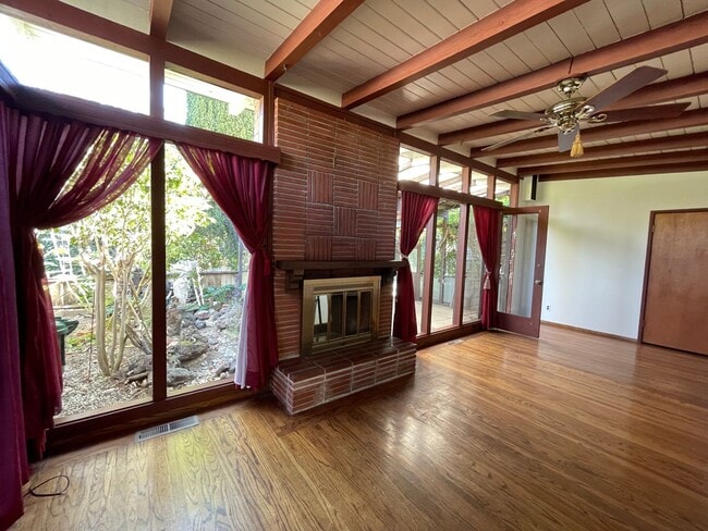 Building Photo - 3 Bedroom, 2 Bath Home On Quiet Street