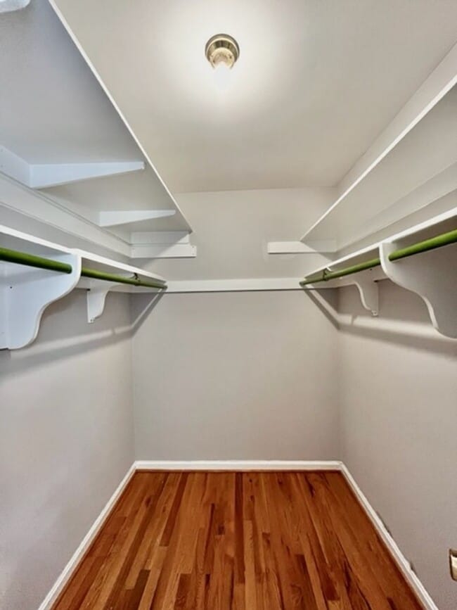 Building Photo - Beautiful and updated 4 BR 2.5 BA with gar...