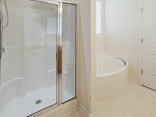 Building Photo - 3835 Raintree Dr