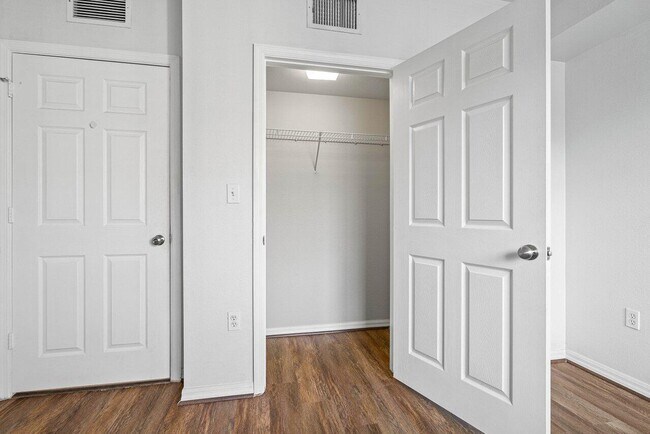 Building Photo - 6400 Emerald Dunes Dr