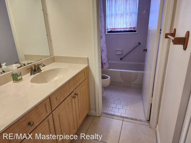 Building Photo - 2 br, 2 bath House - 3100 SE Pruitt Rd # E...