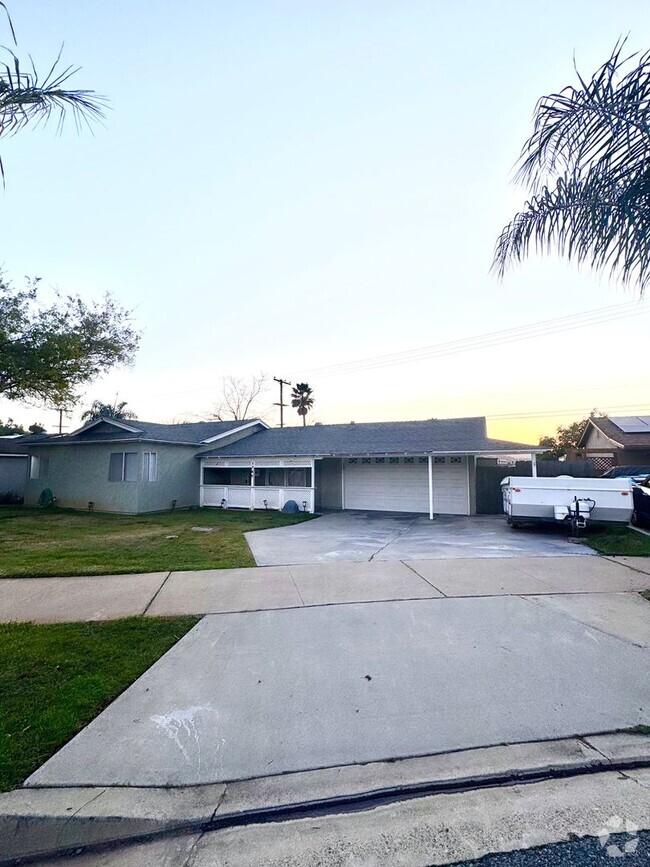 Building Photo - Beautifully Remodeled Home With Front & Si...