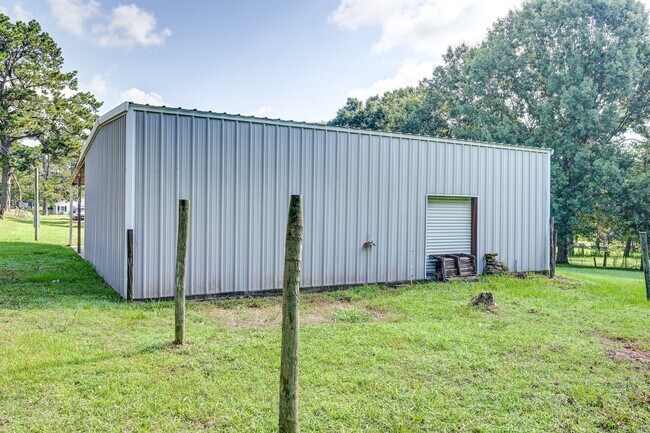 Building Photo - 418 County Rd 643