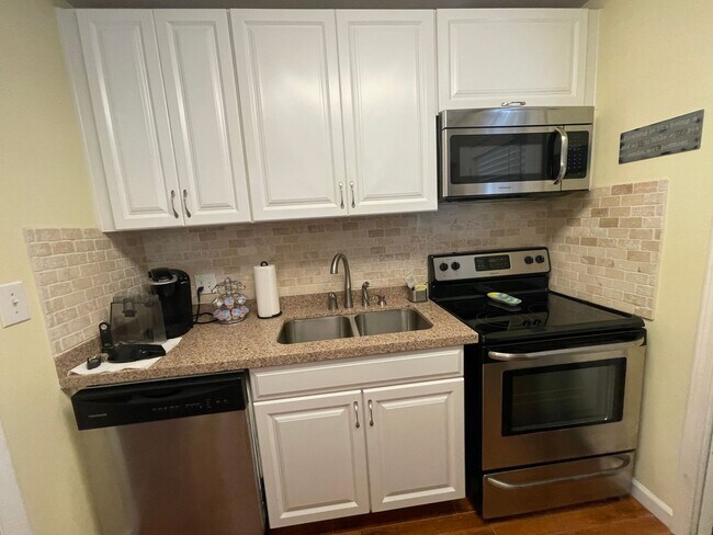 Building Photo - 2100 W Beach Drive