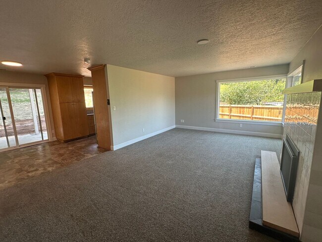 Building Photo - Beautifully Refreshed Home on Several Acre...