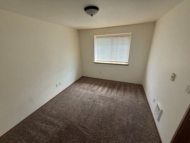 Building Photo - Puyallup 2 PLUS bedroom, 2 bath Large dupl...