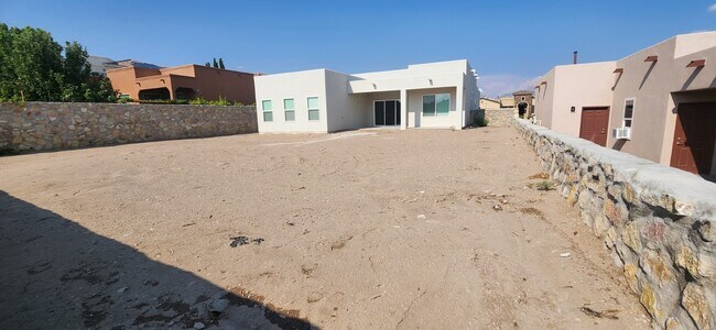 Building Photo - 3049 Chippewa Summit