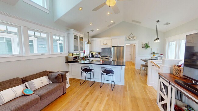 Building Photo - Spacious 3 Bed Coronado Home Available Unf...