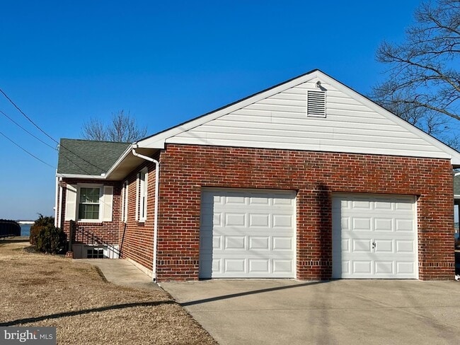 Building Photo - 289 N River Dr